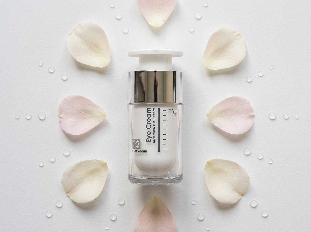 EYE CREAM 15 ml Frezyderm junto a pétalos suaves y gotas de agua