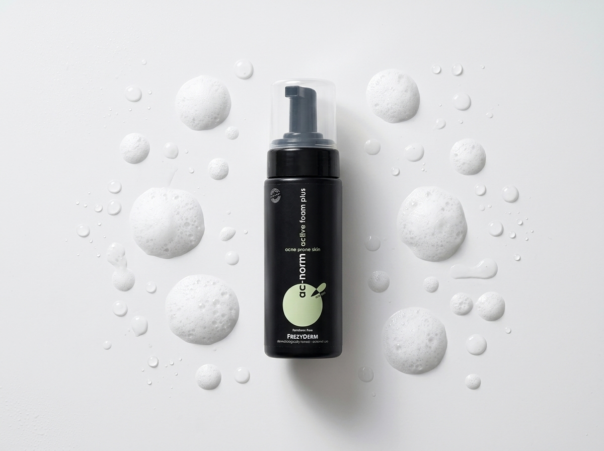 ACNORM ACTIVE FOAM PLUS 150 ml Frezyderm junto a burbujas y gotas de agua
