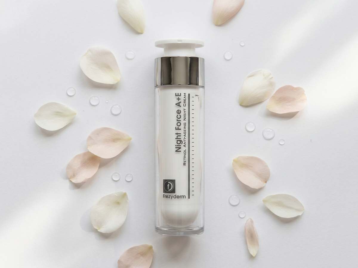 NIGHT FORCE A+E 50 ml Frezyderm junto a pétalos suaves y gotas de agua