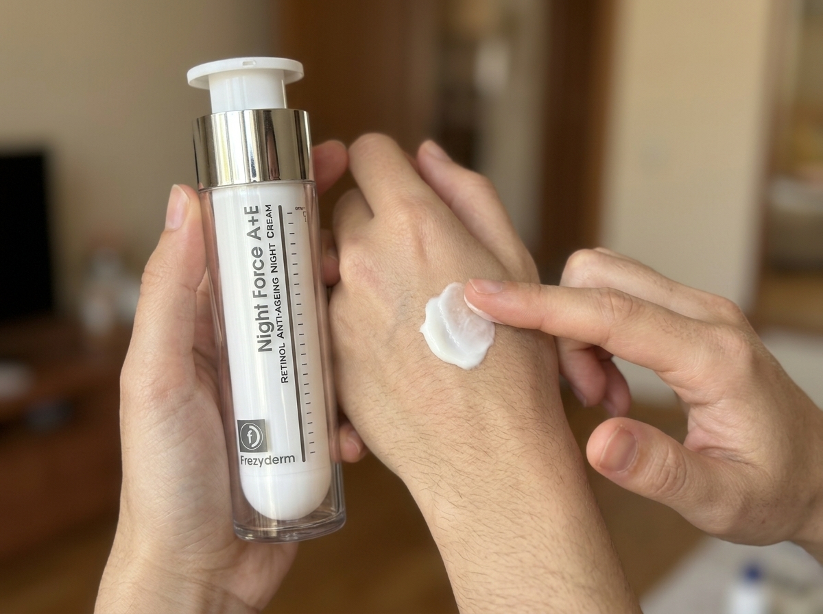 Dorso de la mano con una muestra de crema NIGHT FORCE A+E Frezyderm